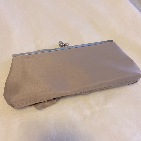 Lulu Townsend clutch with silver strap - Picture 2 of 8